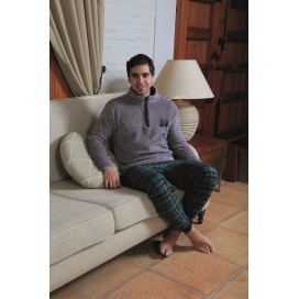 Pijama de hombre cálido con sudadera polar jaspeada gris con cremallera corta y pantalón de franela a cuadros verdes y negros