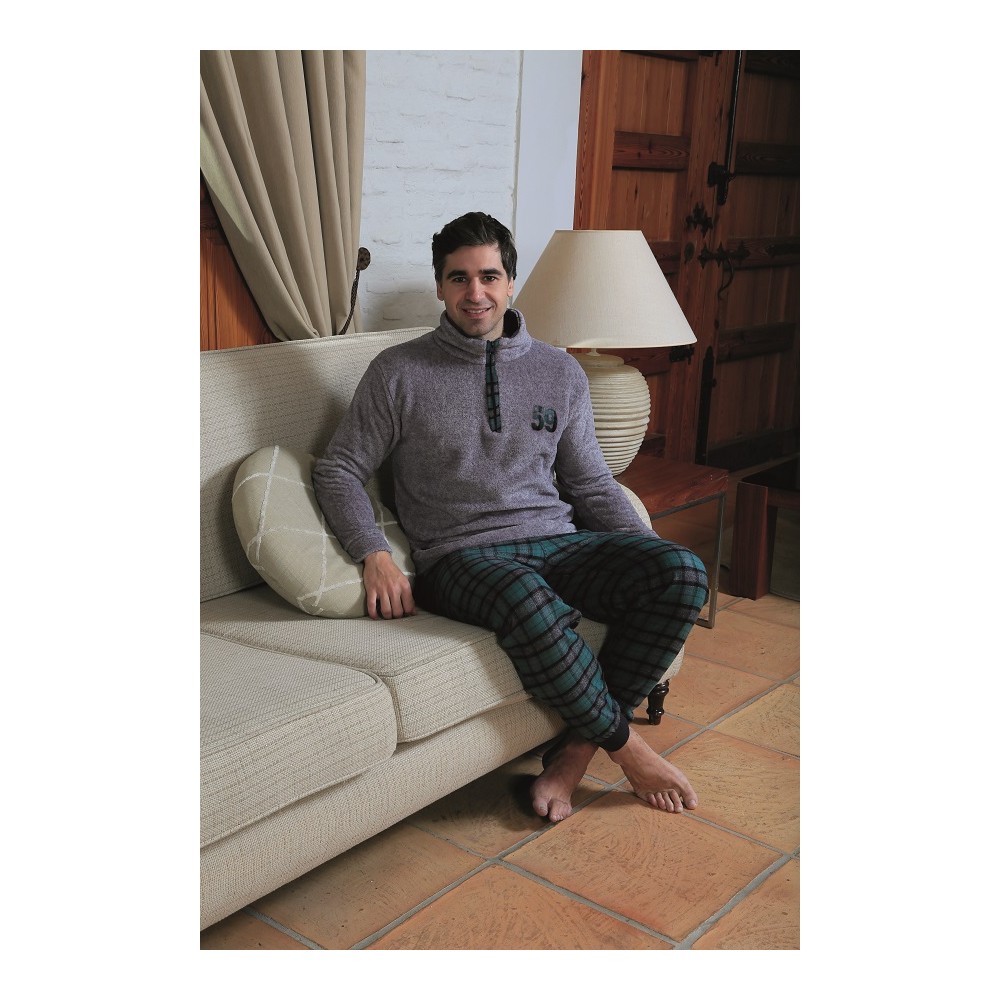 Pijama de hombre cálido con sudadera polar jaspeada gris con cremallera corta y pantalón de franela a cuadros verdes y negros