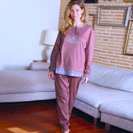 Pijama de mujer color rosa con ositos estampados y bajos de cuadros, en mezcla de algodón y poliéster.