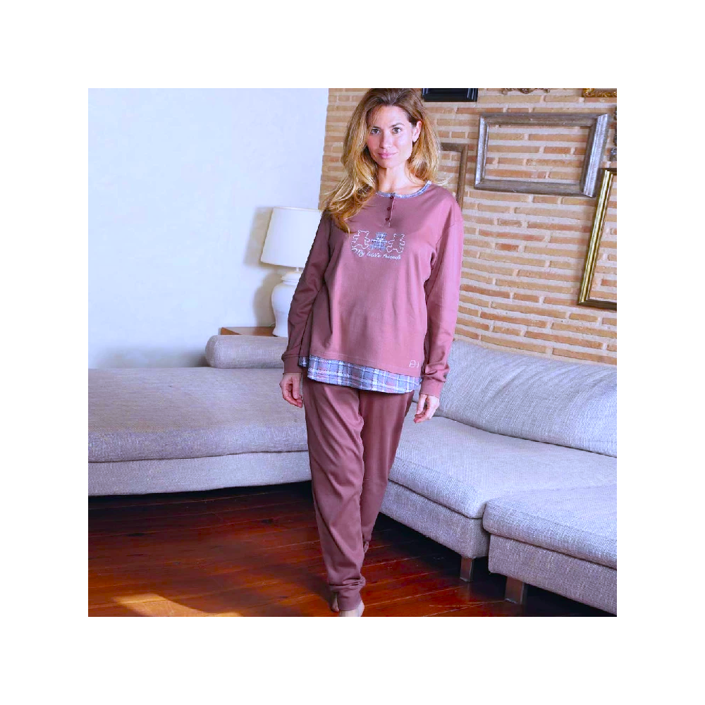 Pijama de mujer color rosa con ositos estampados y bajos de cuadros, en mezcla de algodón y poliéster.