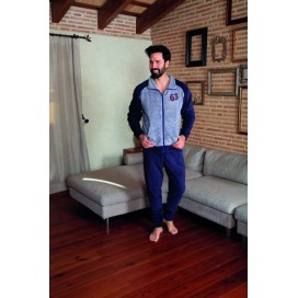 Pijama de coralina para hombre en tonos azul marino y gris con cremallera y detalle deportivo número 63