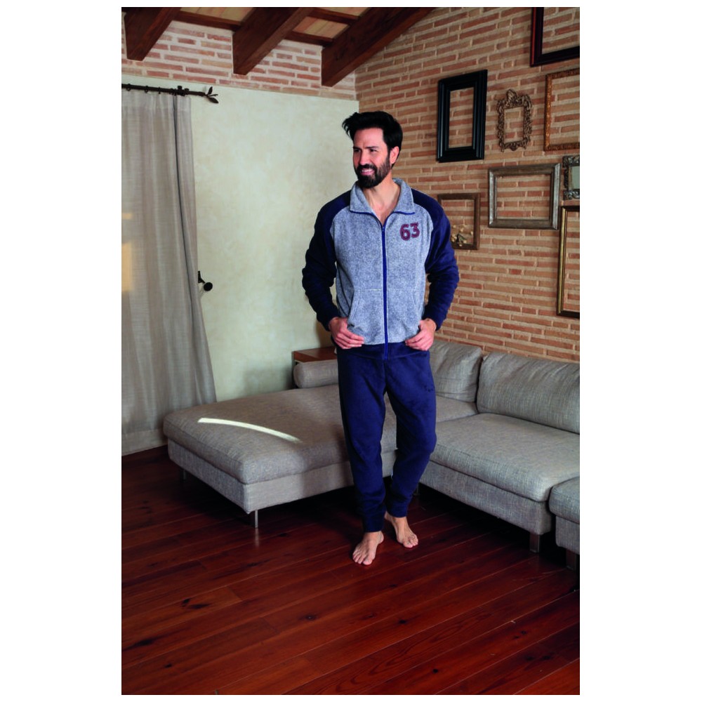 Pijama de coralina para hombre en tonos azul marino y gris con cremallera y detalle deportivo número 63