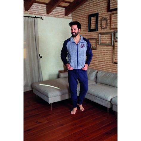 Pijama de coralina para hombre en tonos azul marino y gris con cremallera y detalle deportivo número 63