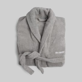 Albornoz de algodón de rizo en color gris claro, con cinto ajustable, absorbente. Ideal para uso diario.