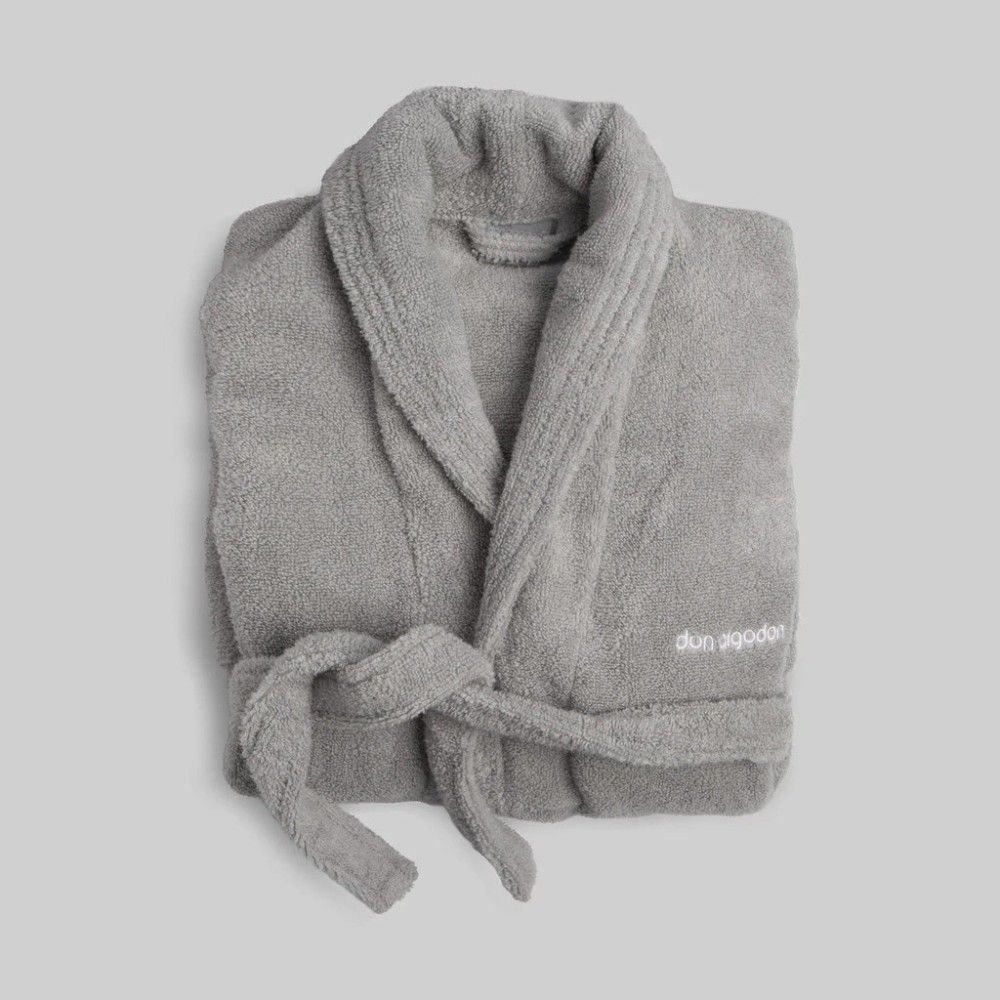 Albornoz de algodón de rizo en color gris claro, con cinto ajustable, absorbente. Ideal para uso diario.