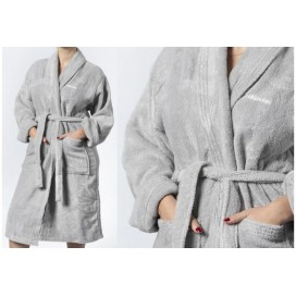Albornoz de rizo confeccionado en 100% algodón de color gris claro, unisex, suave y absorbente.