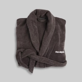 Albornoz de rizo de algodón gris oscuro, suave y absorbente.