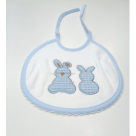 Babero Bordado Conejitos azul– Elegancia y Suavidad para tu Bebé