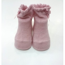 Patucos de bebé color rosa con un lazo en el lateral, ideales para recién nacido, suaves y cómodos.