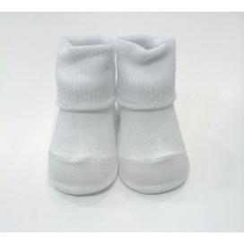 Patucos de bebé color blanco, ideales para recién nacido, suaves y cómodos.