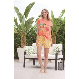 Mujer sonriente con pijama corto de verano: camiseta coral con estampado floral