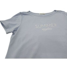 detalle del color de la camiseta azul del pijama