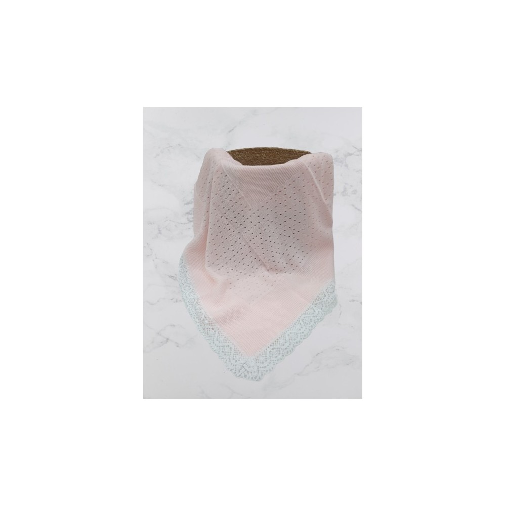 Toquilla de bebé rosa con encaje – suavidad y elegancia para tu recién nacido