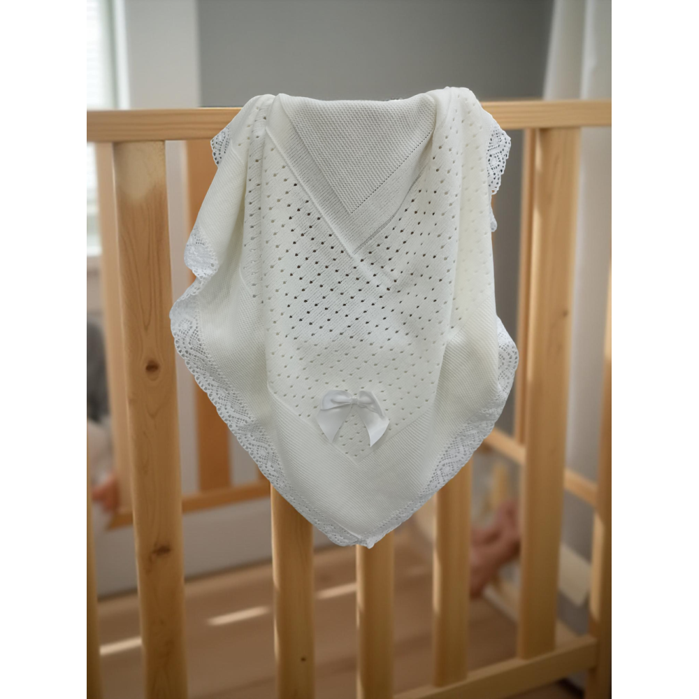 Toquilla de bebé beige con encaje y lazo – elegancia y dulzura para tu recién nacido