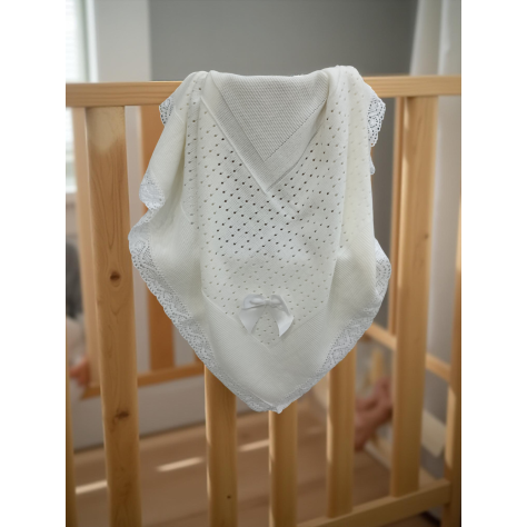 Toquilla de bebé beige con encaje y lazo – elegancia y dulzura para tu recién nacido