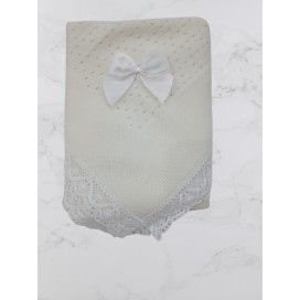 Toquilla de bebé beige con encaje y lazo – elegancia y dulzura para tu recién nacido
