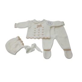 Conjunto de punto para bebé recién nacido en color crudo con detalles beige