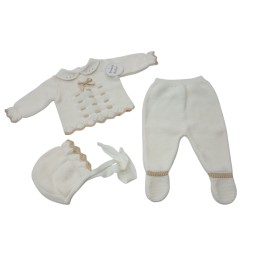 Conjunto de punto para bebé recién nacido en color crudo con detalles beige