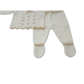 Conjunto de punto para bebé recién nacido en color crudo con detalles beige
