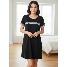 Camisón corto de mujer en color negro intenso, de manga corta, con un detalle decorativo en el pecho