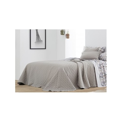 Colcha Bouti lisa en color beige – Elegancia y Confort Todo el Año