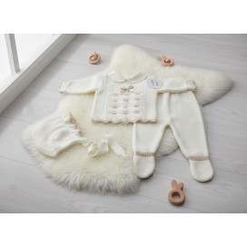 Conjunto de punto para bebé recién nacido en color crudo con detalles beige