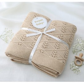 toquilla para bebé confeccionada en algodón con patrón de punto calado en color beige