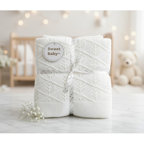 toquilla para bebé en color blanco, confeccionada en punto de algodón con un patrón de punto calado