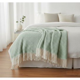 Manta multiusos de algodón cuadros verde 120x190 cm. a los pies de una cama