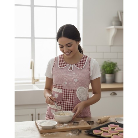 mujer con el delantal puesto en una cocina