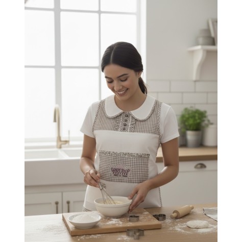 mujer con el delantal puesto en una cocina cocinando