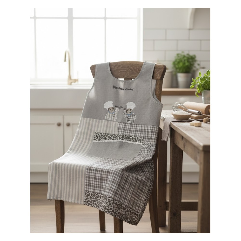 delantal expuesto sobre una silla de cocina