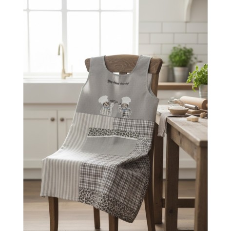 delantal expuesto sobre una silla de cocina