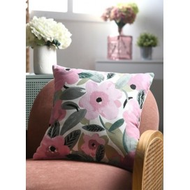 Funda de cojín 40x40 de algodón con estampado de flores rosa y verde sobre sillón.