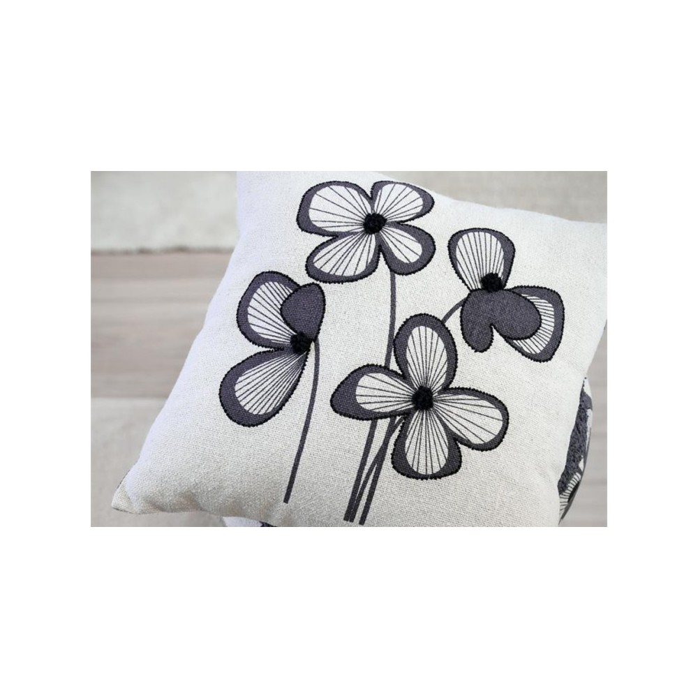 cojin con bordado de flores