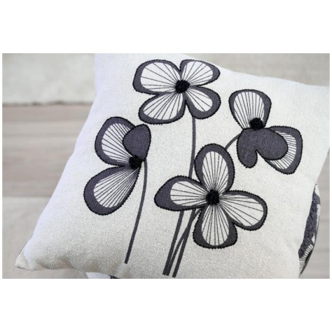 cojin con bordado de flores