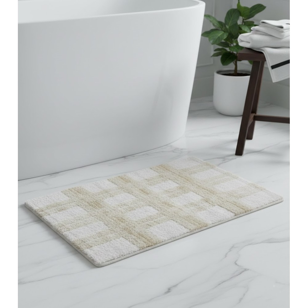 Alfombra de baño de algodón en color blanco y arena de 40x60 cm sobre suelo de mármol blanco