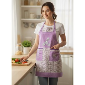 mujer con un Delantal de Cocina Lila con Encanto Floral y Boho