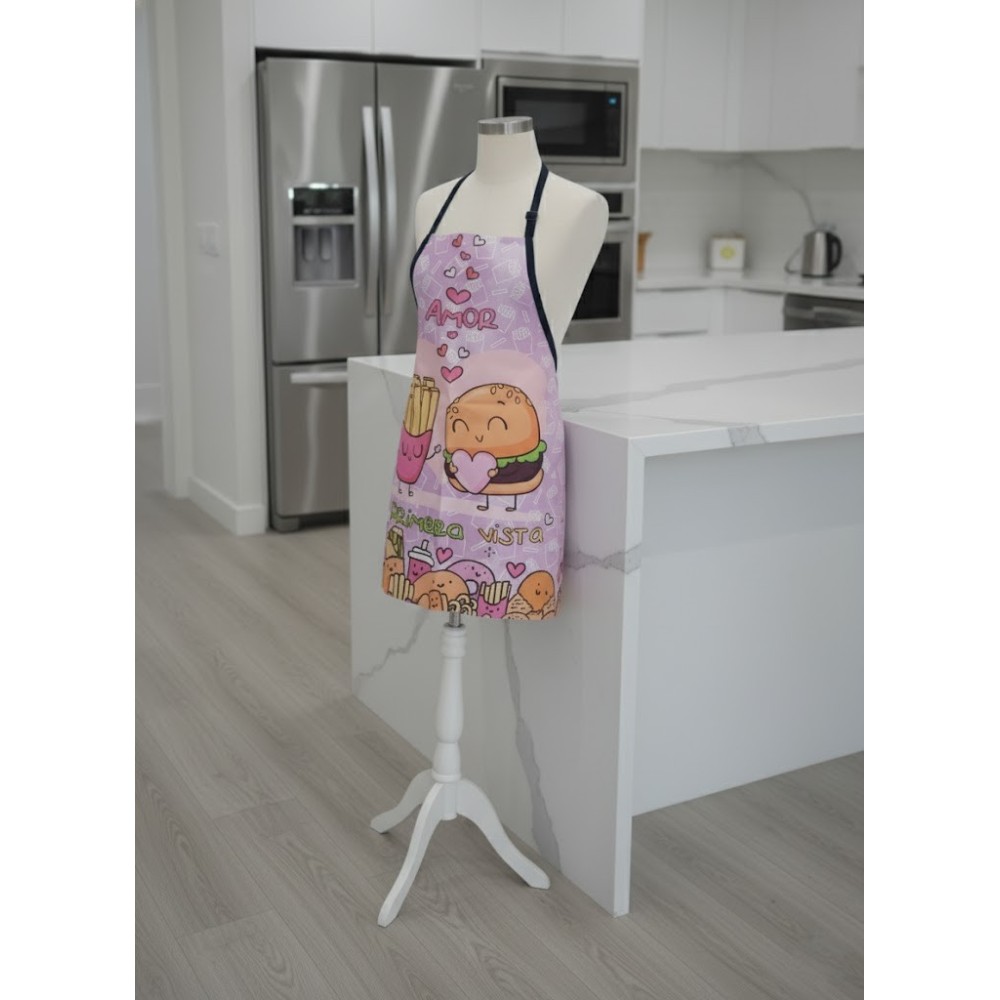 maniqui en una cocina exponiendo el Delantal "Amor a Primera Vista" – ¡El toque romántico en tu cocina!