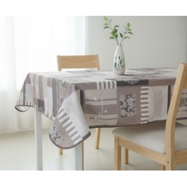 mesa en un salon con el Mantel Antimanchas Estampado Patchwork en Tonos Gris y Taupe – Elegante y Fácil de Limpiar