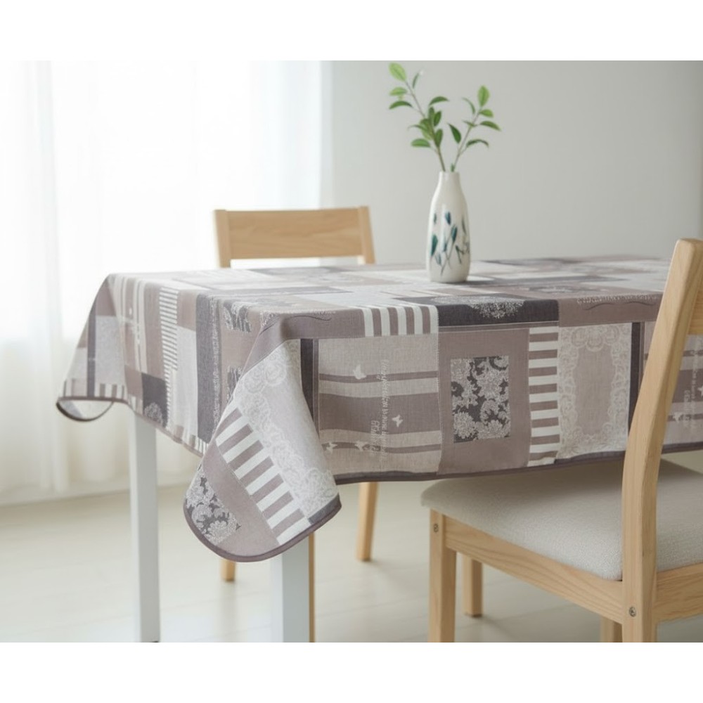 mesa en un salon con el Mantel Antimanchas Estampado Patchwork en Tonos Gris y Taupe – Elegante y Fácil de Limpiar