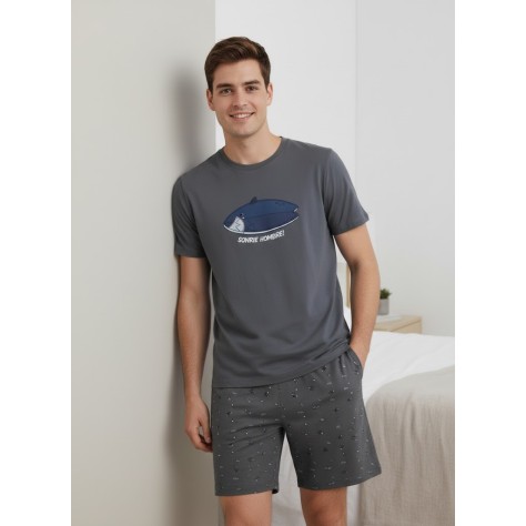 Pijama para Hombre – Camiseta Gris con Estampado de Tiburón + Short con Diseño Estampado