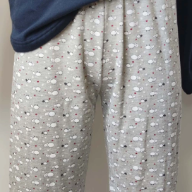 detalle del estampado de ovejitas del pantalon