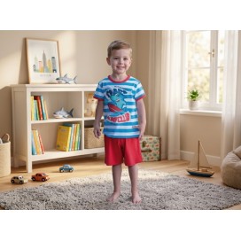 Pijama de niño corto 100% algodón de rayas azul y blanco con gráfico de tiburón surfista y pantalón rojo.