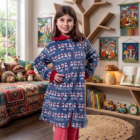 Bata infantil azul con estampado invernal de muñecos de nieve