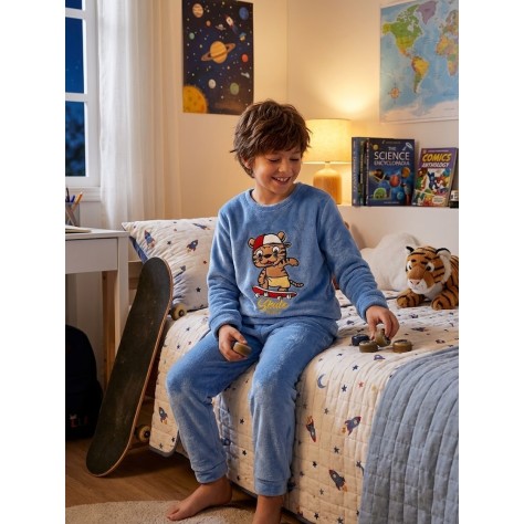 Pijama infantil de coralina “Skate Park” – azul, cálido y divertido