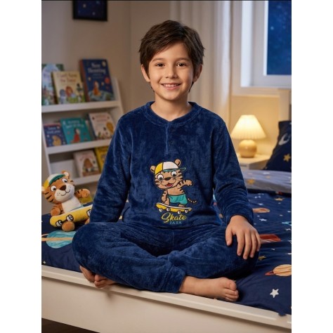 Pijama infantil de coralina “Skate Park” – azul marino, cálido y divertido