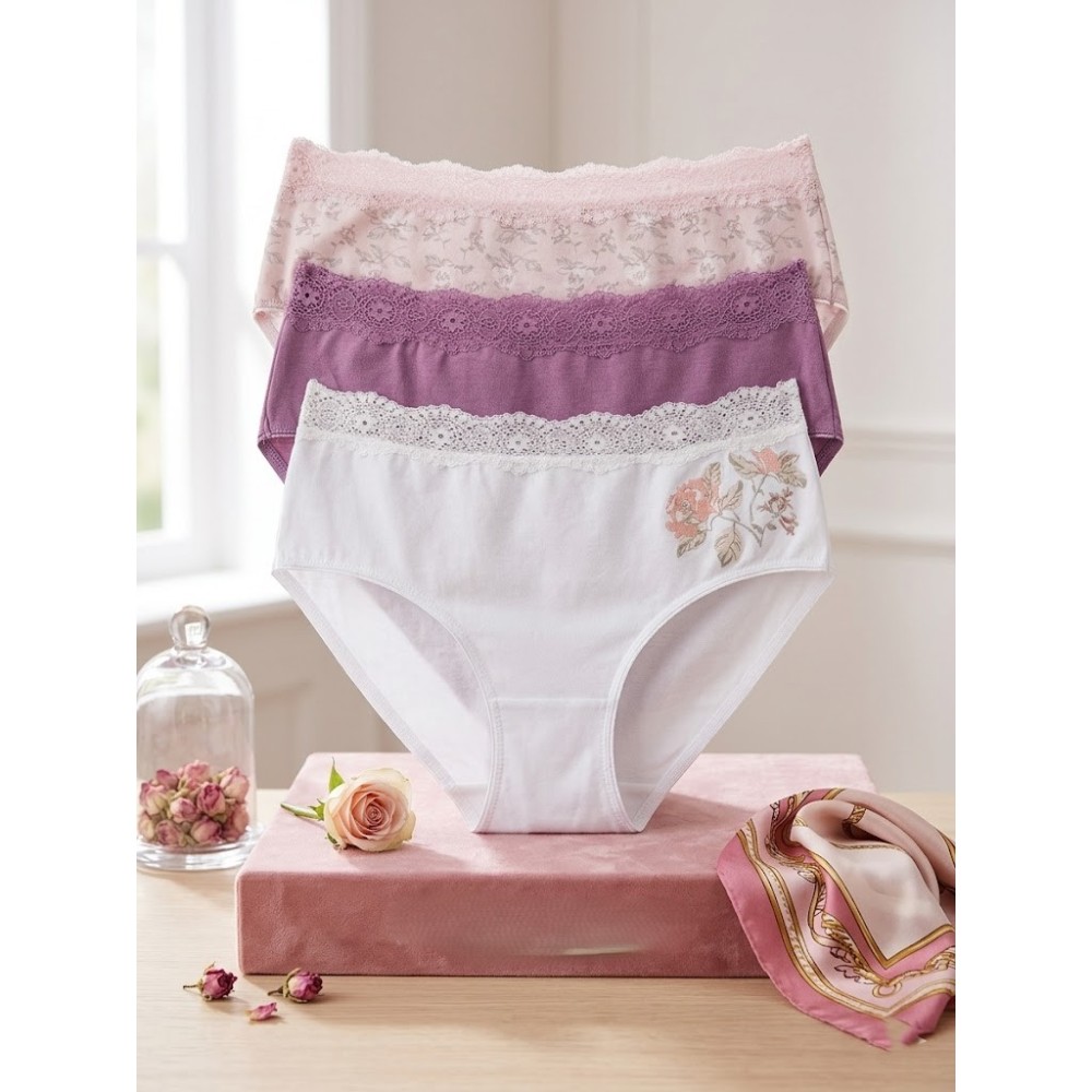 Pack de 3 bragas de algodón con delicado encaje floral, combinando elegancia y confort.