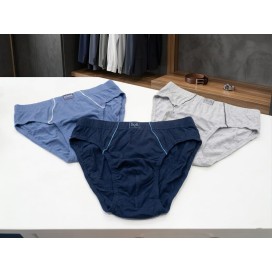 Pack de tres slips de algodón para hombre en color azul, marino y gris sobre superficie blanca.