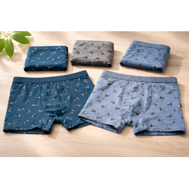 Pack de dos bóxers para hombre con estampados modernos en azul y gris sobre fondo de madera.